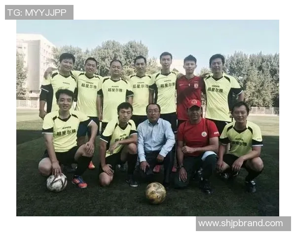 足球男孩与忠犬的奇妙冒险故事展现友情与梦想的力量